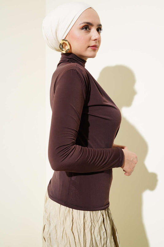 Blusa color sabbia con arricciatura laterale e collo alto marrone