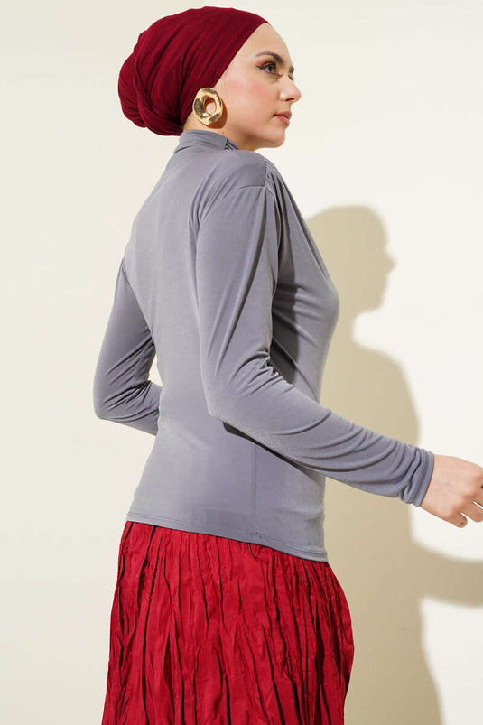 Blouse Sandy à col roulé avec fronces latérales, gris ardoise