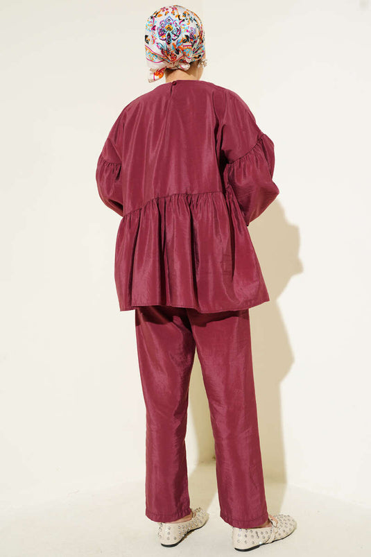 طقم مزدوج من البالون ذو الأكمام المزخرفة والمظلة باللون القرمزي