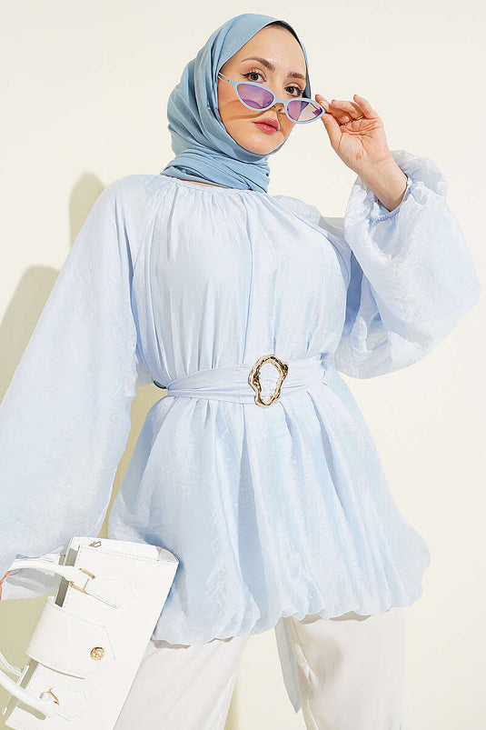 Tunique bleue avec ceinture à boucle dorée ballon