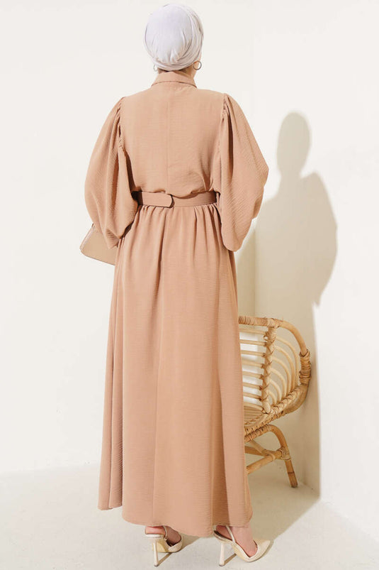 Abito con colletto a camicia e maniche a palloncino color biscotto