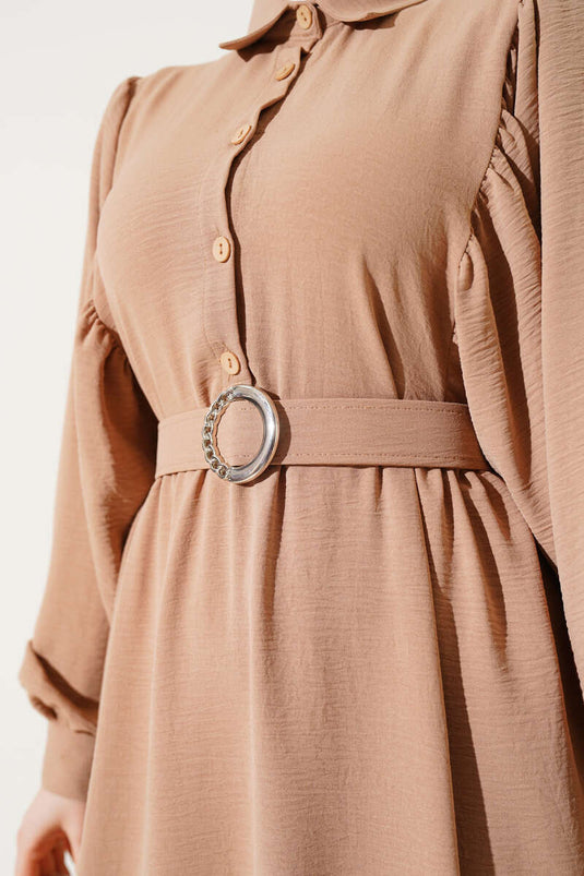 Abito con colletto a camicia e maniche a palloncino color biscotto