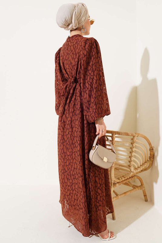 Abito con maniche a palloncino e fantasia marrone