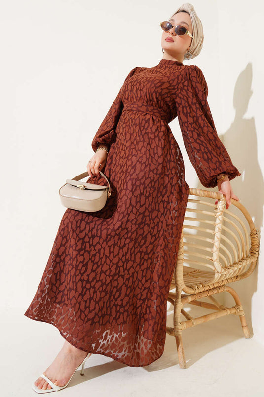 Abito con maniche a palloncino e fantasia marrone