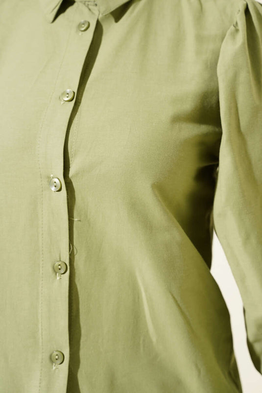 قميص قصير بأكمام منفوخة باللون الأخضر اللوزي