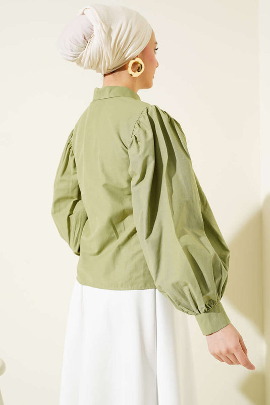 قميص قصير بأكمام منفوخة باللون الأخضر اللوزي