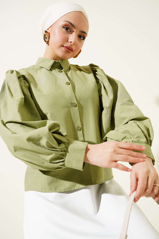 قميص قصير بأكمام منفوخة باللون الأخضر اللوزي