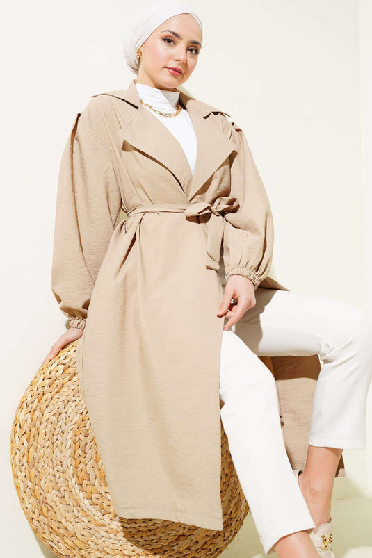 عباءة طويلة أساسية بأكمام منفوخة وحزام باللون البيج