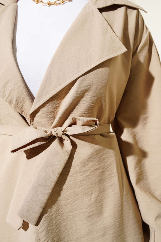 عباءة طويلة أساسية بأكمام منفوخة وحزام باللون البيج