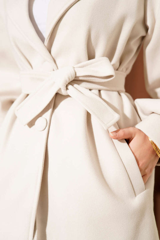 Manteau court à manches bouffantes et ceinture