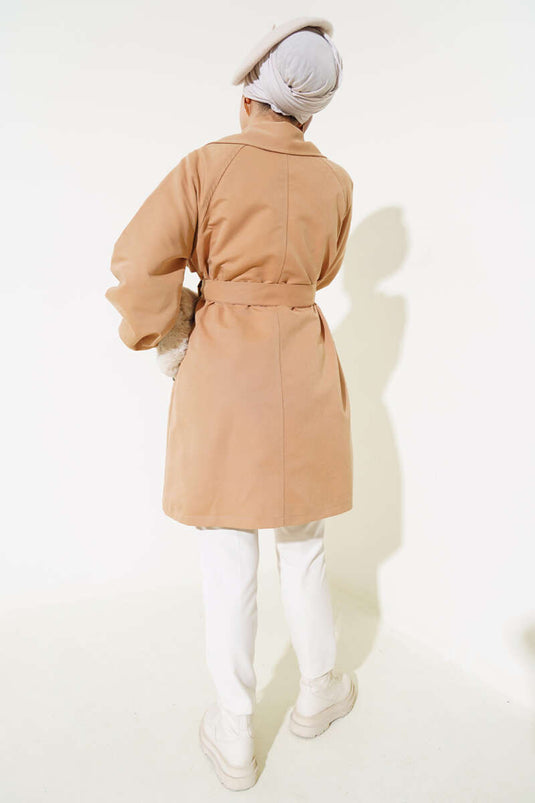 Korte trenchcoat met ballonmouwen en riem, camel