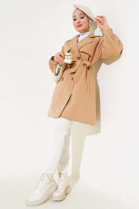 Korte trenchcoat met ballonmouwen en riem, camel