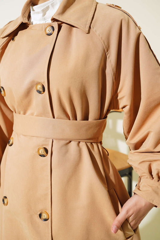 معطف ترنش طويل بأكمام منفوخة وحزام بلون الجمل