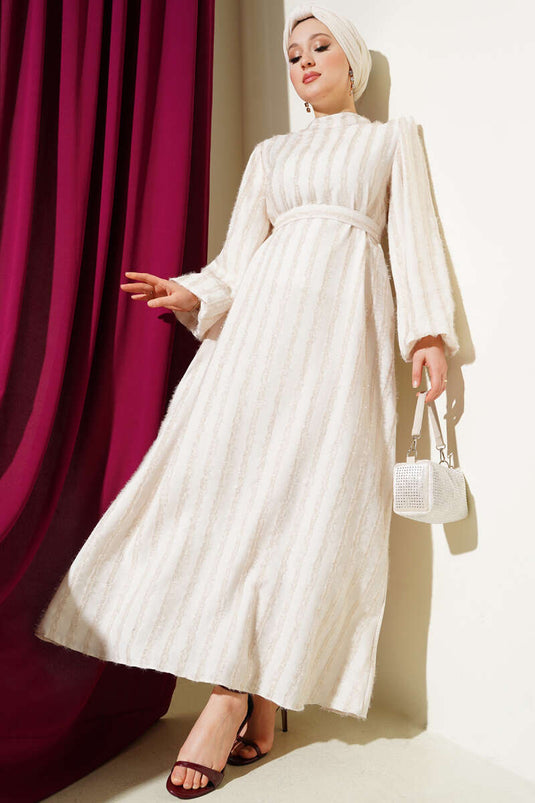 فستان ملتحي لامع بأكمام منفوخة