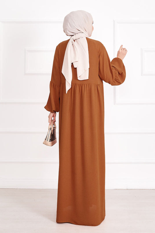 فستان محتشم بأكمام بالون وأزرار من الأعلى بلون الطين