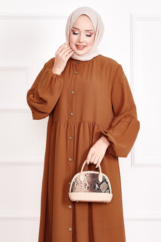 فستان محتشم بأكمام بالون وأزرار من الأعلى بلون الطين