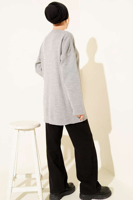 سترة أساسية رمادية اللون بياقة دائرية من نسيج محبوك سادة