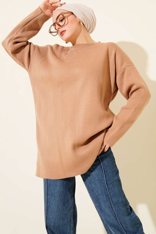 سترة أساسية بياقة دائرية من نسيج محبوك سادة بلون لاتيه