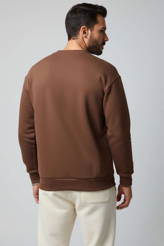 سويت شيرت رجالي أساسي برقبة دائرية، لون بني فاتح