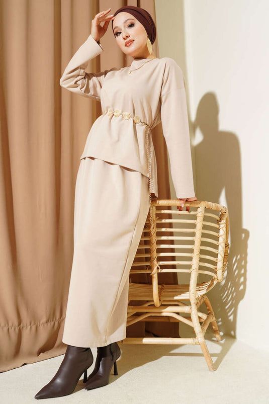طقم ثنائي بسيط بياقة دائرية وتنورة باللون البيج