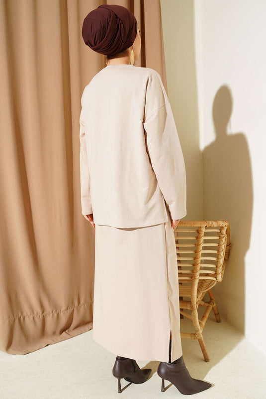 بدلة أساسية من قطعتين برقبة دائرية وتنورة باللون البيج