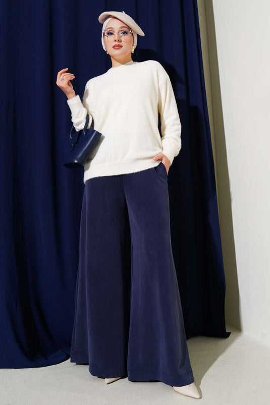 سترة أساسية برقبة دائرية ولحية بلون البيج الفاتح