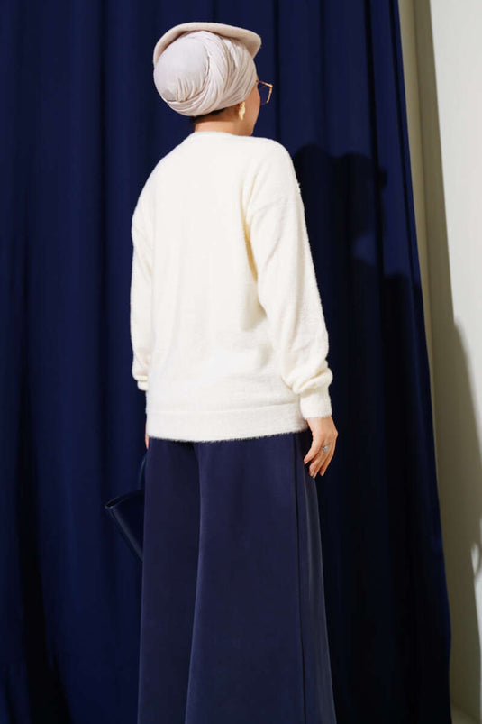 سترة أساسية برقبة دائرية ولحية بلون البيج الفاتح