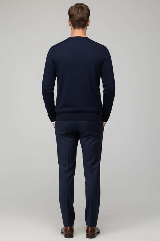 كنزة رجالية أساسية محبوكة برقبة دائرية باللون الأزرق الداكن