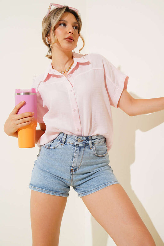 قميص وردي بأزرار أساسية