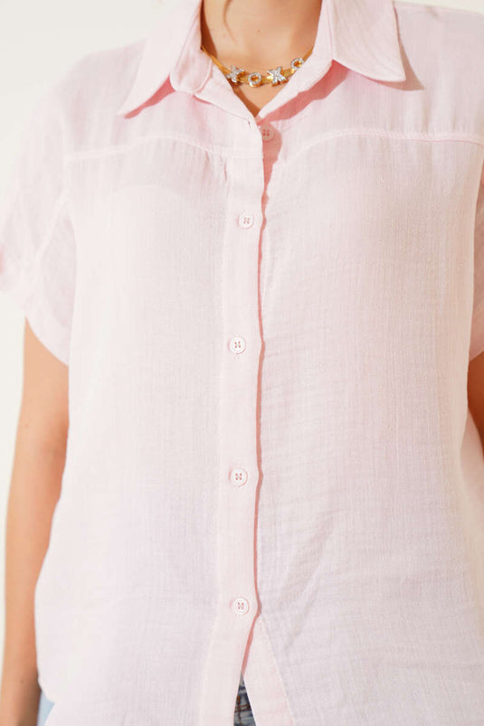 قميص وردي بأزرار أساسية