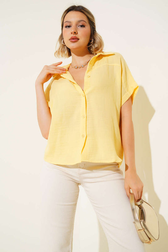 قميص أصفر أساسي بأزرار