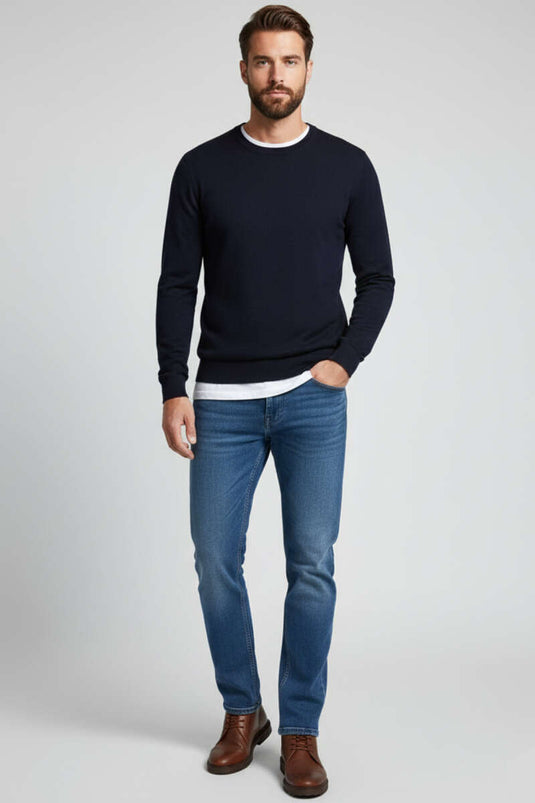 بنطال رجالي أساسي بقصة ضيقة وتفاصيل من الليكرا باللون الأزرق المتوسط