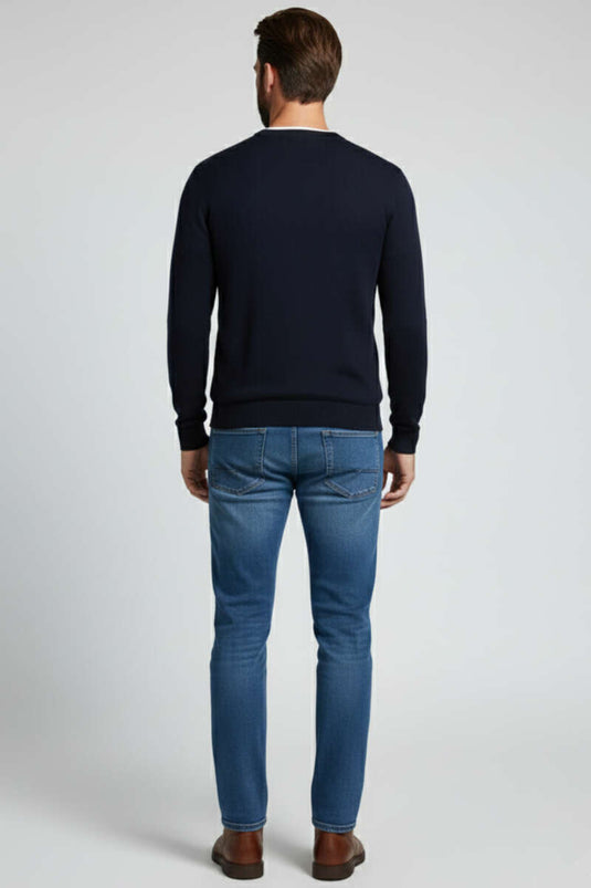 بنطال رجالي أساسي بقصة ضيقة وتفاصيل من الليكرا باللون الأزرق المتوسط