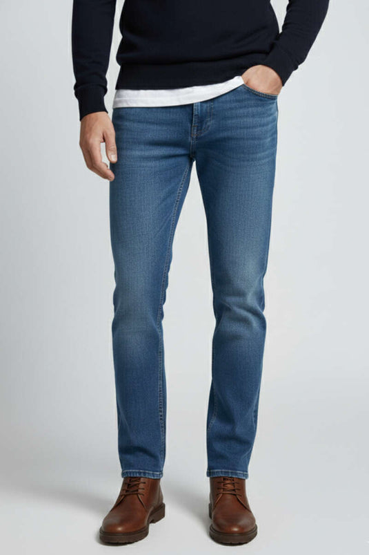 بنطال رجالي أساسي بقصة ضيقة وتفاصيل من الليكرا باللون الأزرق المتوسط