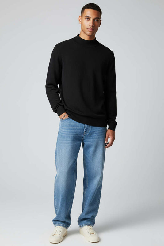 كنزة رجالية سوداء أساسية بياقة نصف عالية