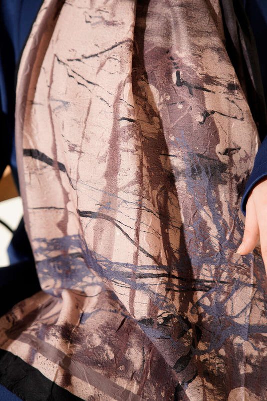 وشاح منقوش من الخيزران الكرّاش باللون الأسود