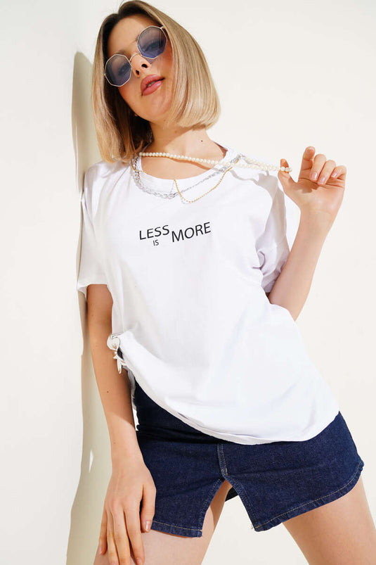 T-shirt blanc imprimé avec collier