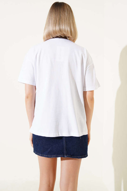 T-shirt blanc imprimé avec collier