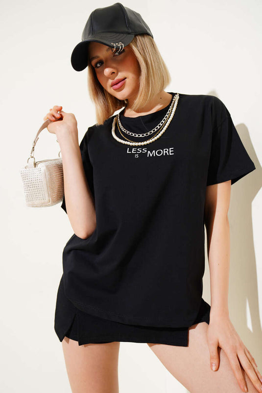 T-shirt noir imprimé avec collier