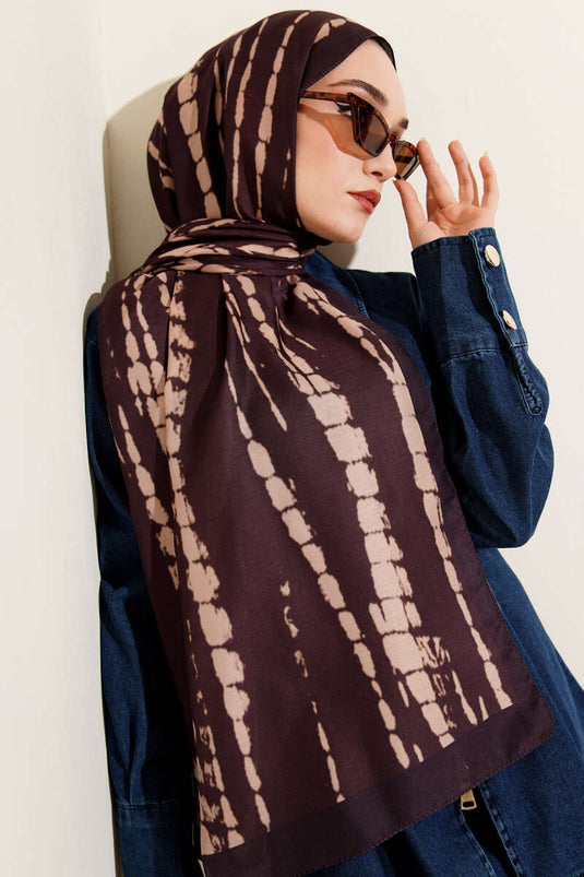 وشاح باتيك ناعم مخطط باللون البرغندي