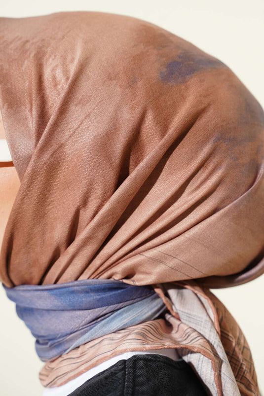 Demore sjaal met batikpatroon in camelkleur