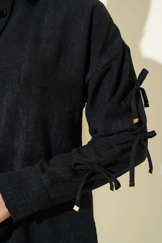 Chemise noire à manches et nœud à motif batik