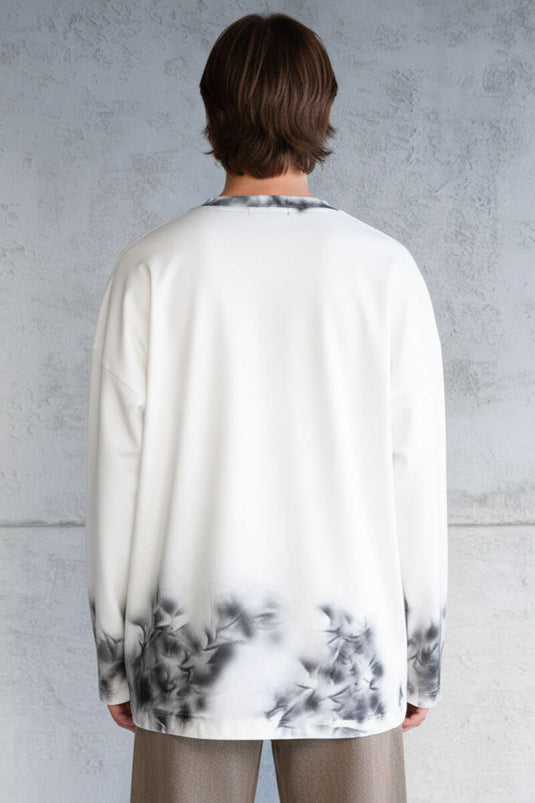 سويت شيرت رجالي واسع بنقشة باتيك بلون عاجي