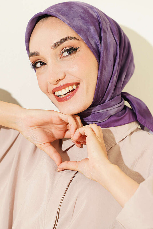 وشاح ناعم بنقوش باتيك باللون الرملليلا
