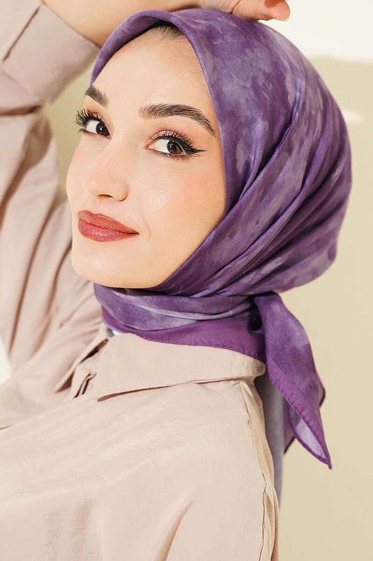 وشاح ناعم بنقوش باتيك باللون الرملليلا