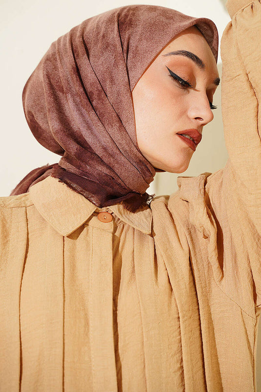 سلسلة أوشحة باتيك بنقشة ناعمة بني