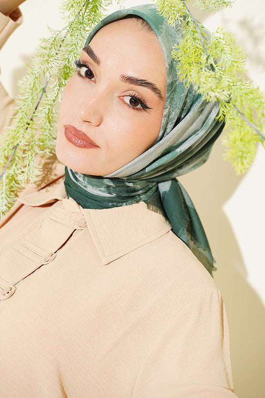 وشاح ناعم مزخرف بنقشة باتيك باللون الزمردي