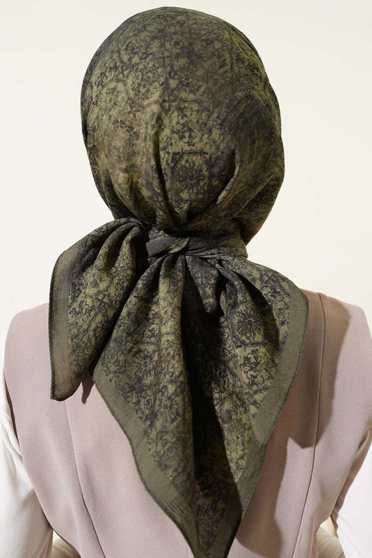 وشاح مودال بنقشة باتيك بلون زيتي