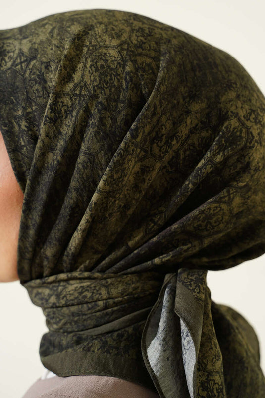 وشاح مودال بنقشة باتيك بلون زيتي