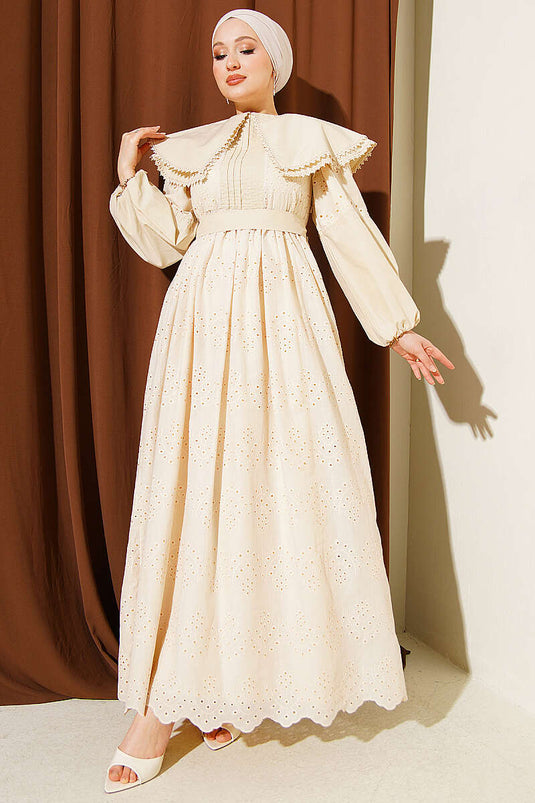 Robe beige avec col bébé brodé